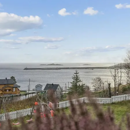 Reinefjorden Family House *